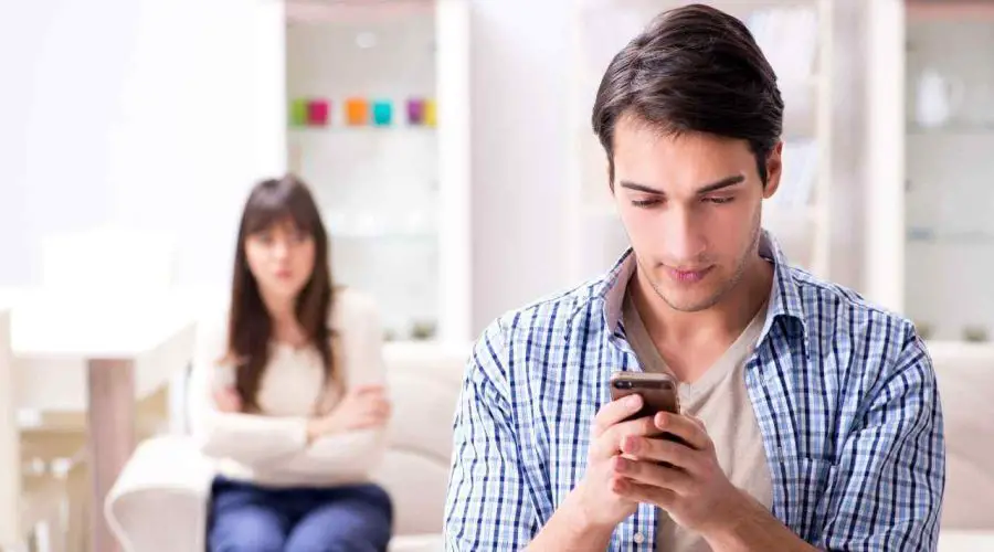 4 Signs to Know if You are Being Deceived in an Online Relationship