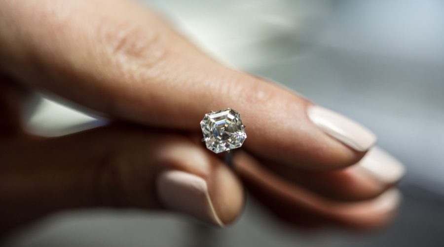 5 Zodiac Signs Who are Diamonds Lovers